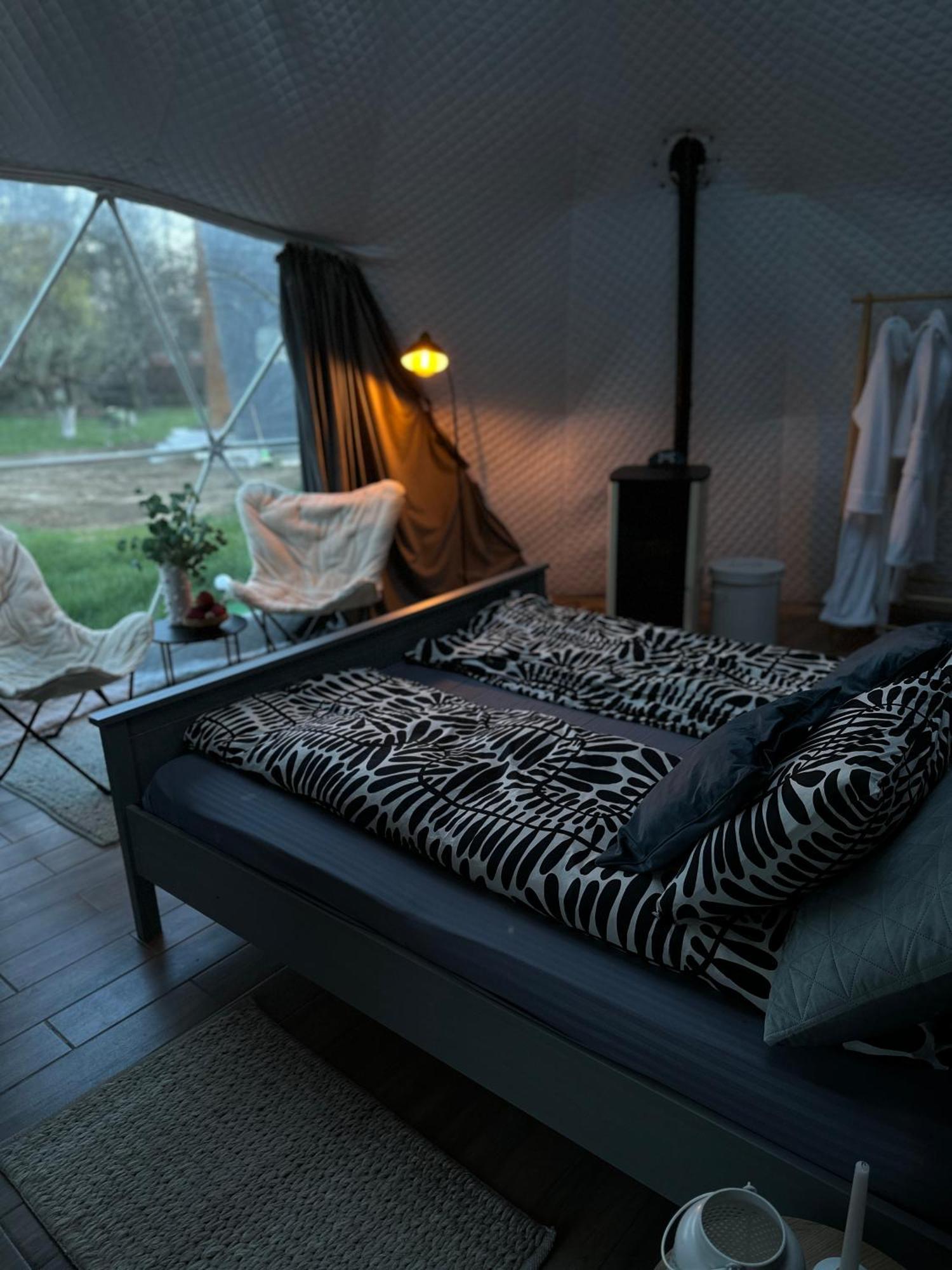 The Frog Glamping Hotel Horezu Exterior foto